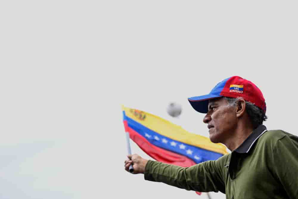 Un homme agite un drapeau vénézuélien, lors d'un rassemblement à Caracas, le 16 avril 2026.