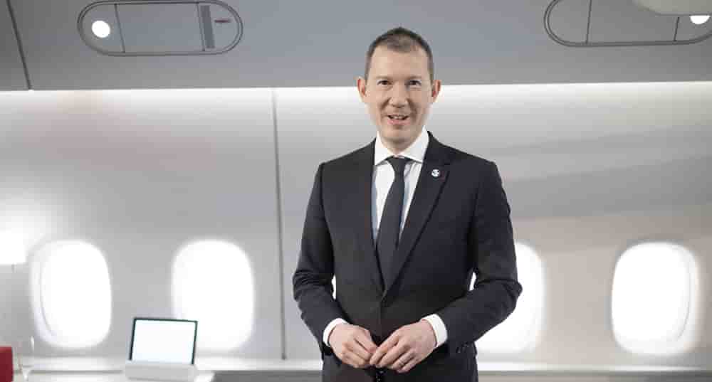 Ben Smith, PDG d'Air France-KLM, devant la maquette de la nouvelle cabine « La Première » d'Air France à Paris, en France, le 18 mars 2025.