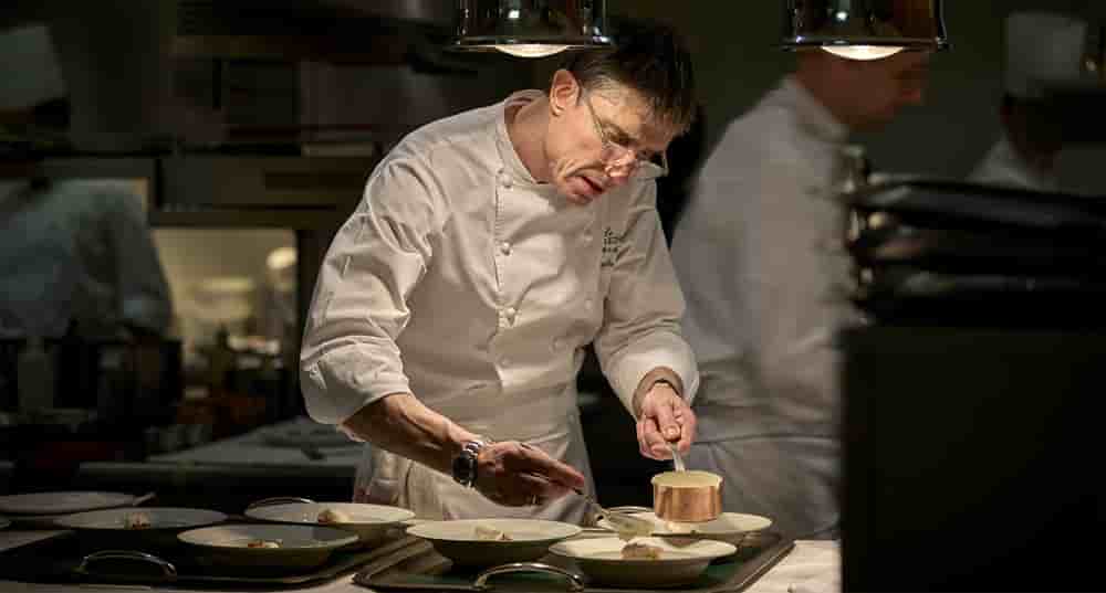 Le chef Christophe Pelé dans les cuisines du restaurant étoilé au guide Michelin « Le Clarence » à Paris, en 2019.