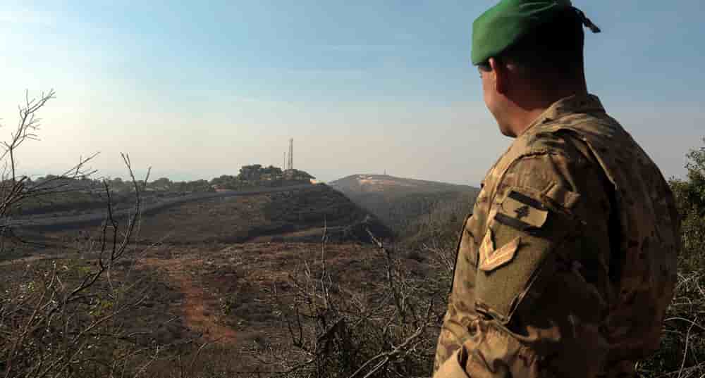 Un soldat libanais regarde vers la frontière libano-israélienne, à Naqoura, au Liban, le 28 novembre 2025.