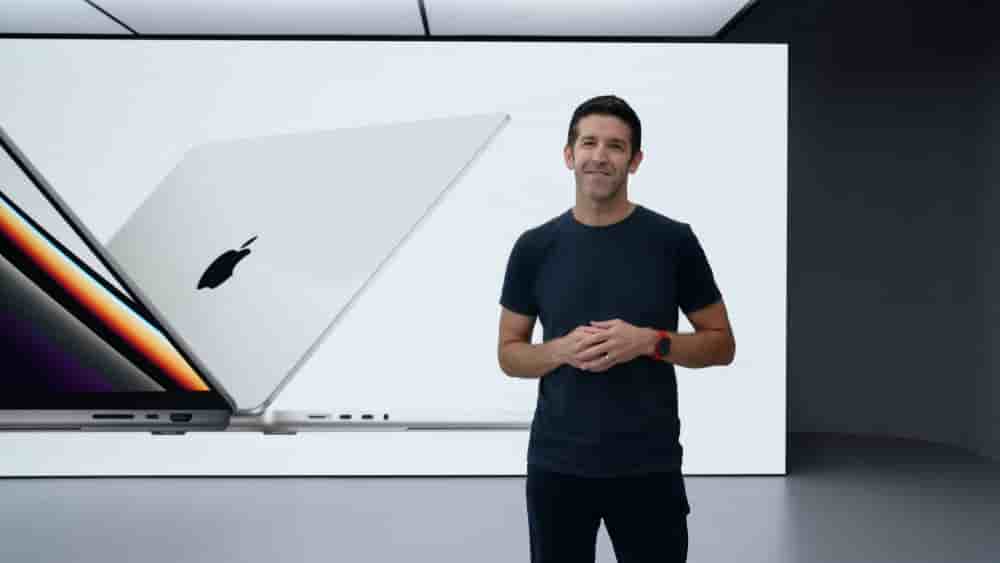 John Ternus (ici en octobre 2021 lors de la présentation du nouveau MacBook Pro) succédera à Tim Cook en septembre prochain.
