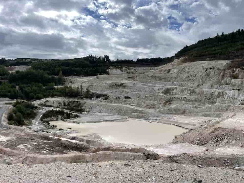 La mine d’Échassières dans l’Allier devrait permettre de produire 34 000 tonnes par an d’hydroxyde de lithium, afin d’équiper 700 000 voitures électriques.
