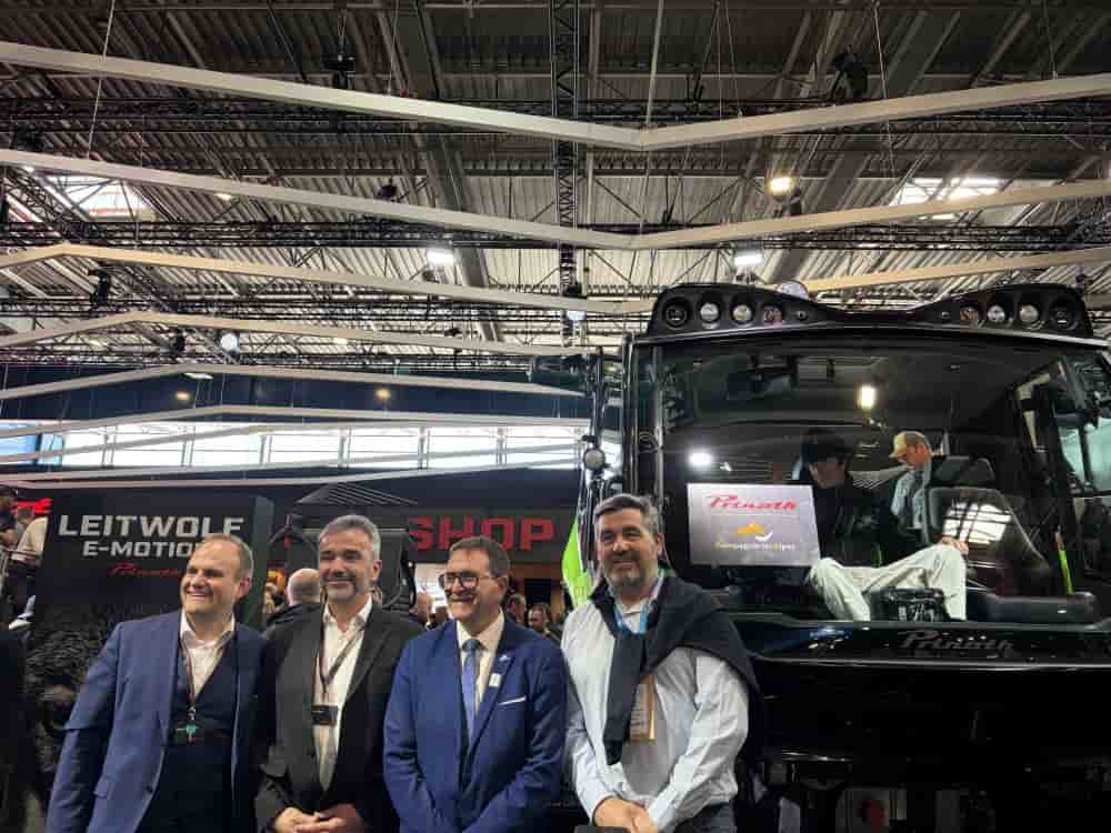 Ce mardi, le fabricant italien de dameuses Prinoth a présenté, aux côtés de son partenaire la Compagnie des Alpes, son nouveau modèle de dameuse 100% électrique lors du Salon Moutain Planet 2026 de Grenoble (Isère).