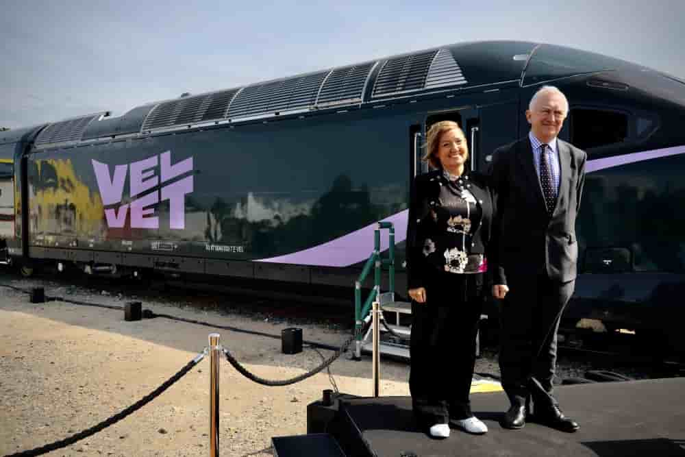 Rachel Picard et Tim Jackson présentent la première rame TGV de Velvet à La Rochelle.
