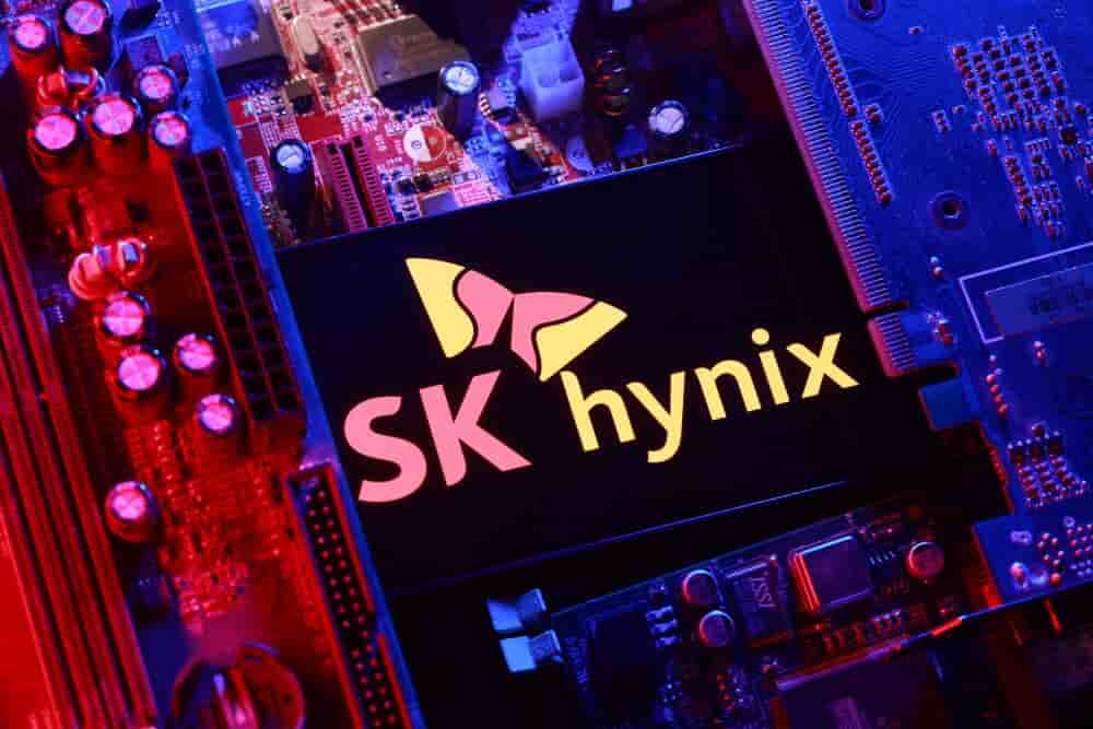 Le logo SK Hynix et une carte mère d’ordinateur apparaissent sur cette illustration prise le 25 août 2025.