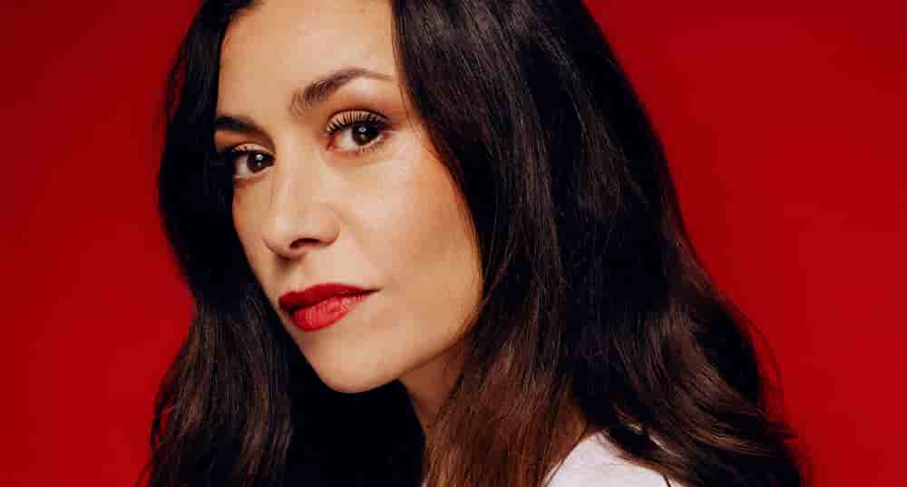 Avec « ¡ Vamos ! », Olivia Ruiz propose une véritable invitation au voyage, en plongeant au cœur de la transmission, souvent complexe et douloureuse, des mémoires familiales.