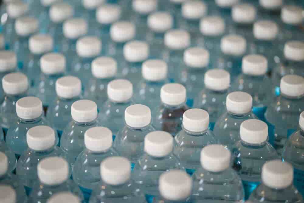 En Ardèche et dans la Loire, trois sources permettant de produire de l'eau minérale, dépassent les seuils de Pfas autorisés par l'Etat.