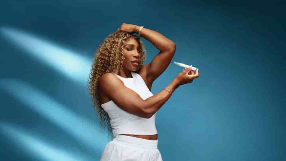 La joueuse de tennis Serena Williams s’injectant un peptide lors de la mi-temps du Super Bowl.