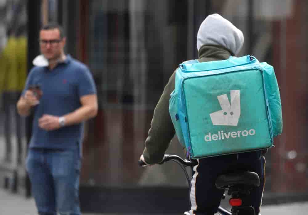 Le britannique Deliveroo voit ainsi la rémunération horaire brute de ses livreurs reculer de 2,4 % sur un an (photo d'illustration).