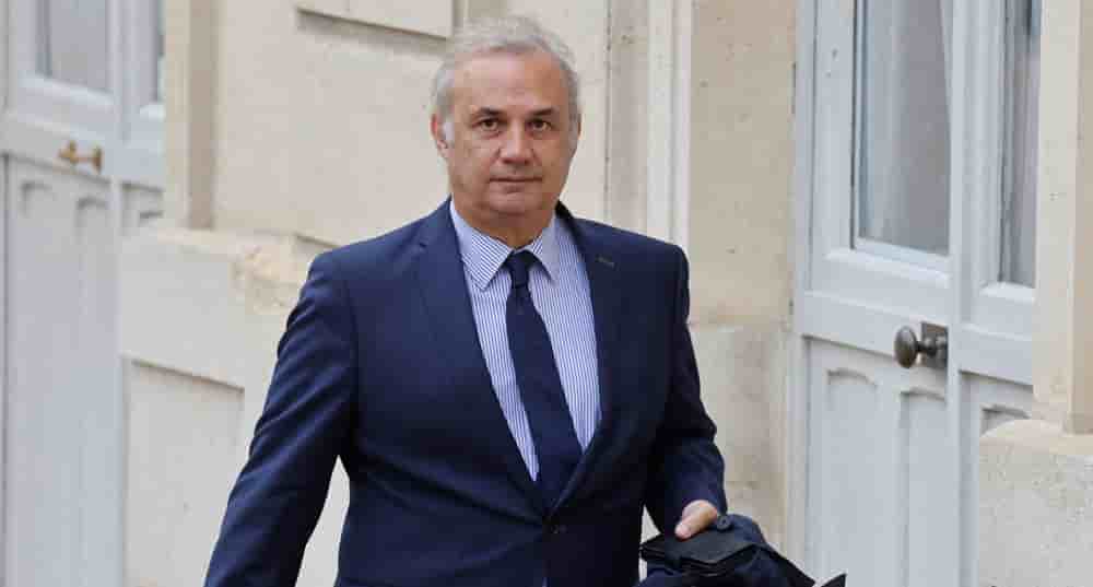 Le conseiller mémoire d'Emmanuel Macron, Bruno Roger-Petit quitte l'Élysée après le conseil des ministres hebdomadaire à Paris, le 13 septembre 2023.