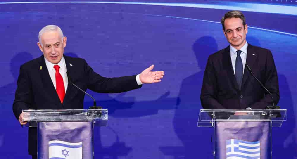 Le Premier ministre israélien Benjamin Netanyahu, à côté du Premier ministre grec Kyriakos Mitsotakis, à l'occasion d'une conférence de presse le 22 décembre 2025.