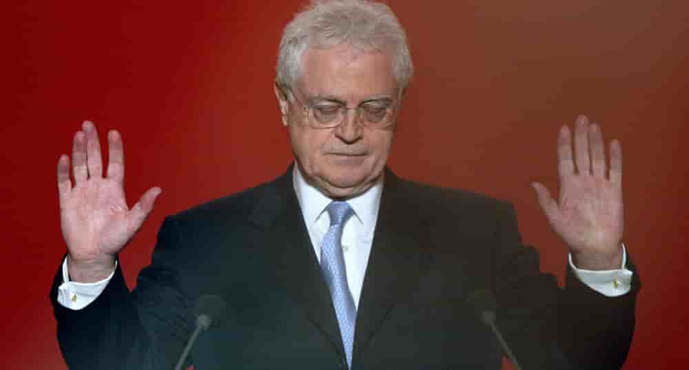 21 avril 2002 à Paris, le candidat du Parti socialiste (PS) Lionel Jospin annonçant les résultats du premier tour de l'élection présidentielle. Il a été battu par le candidat d'extrême droite du Front national (FN), Jean-Marie Le Pen, qui a affronté le...