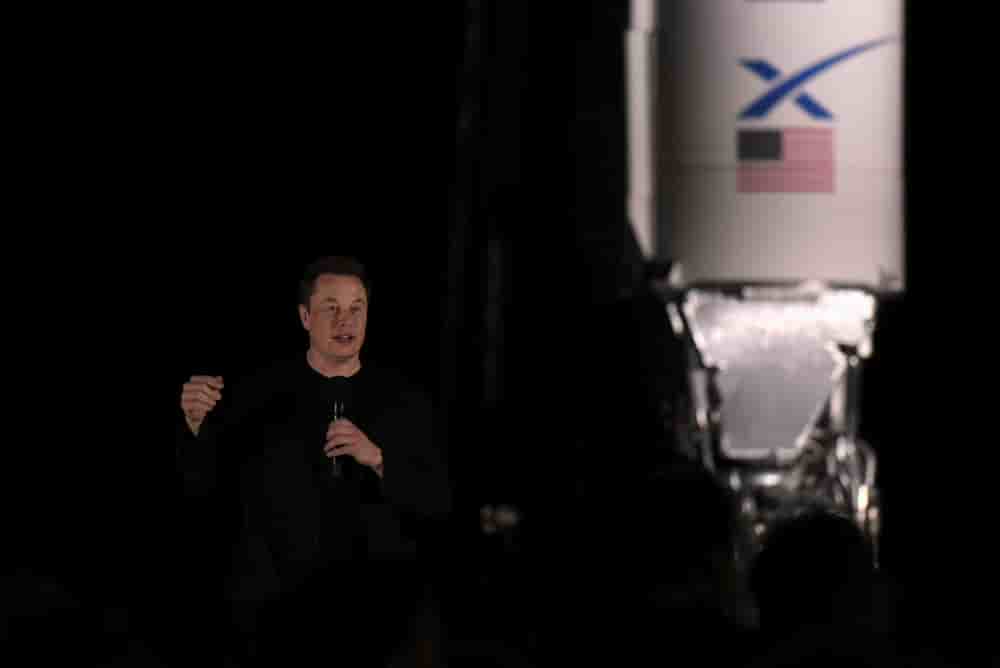 Elon Musk, de SpaceX, fait le point sur la fusée martienne Starship de l'entreprise à Boca Chica, au Texas, le 28 septembre 2019.