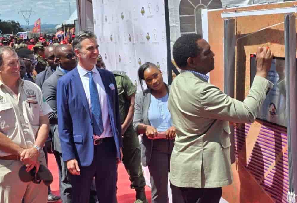 Le président zambien Hakainde Hichilema procède au lancement du projet hybride solaire et batteries Leopards Hill de 250 MW, à Lusaka.