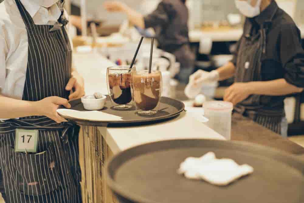 Plus de 11 000 postes saisonniers de serveurs sont à pourvoir dans les cafés et restaurants.