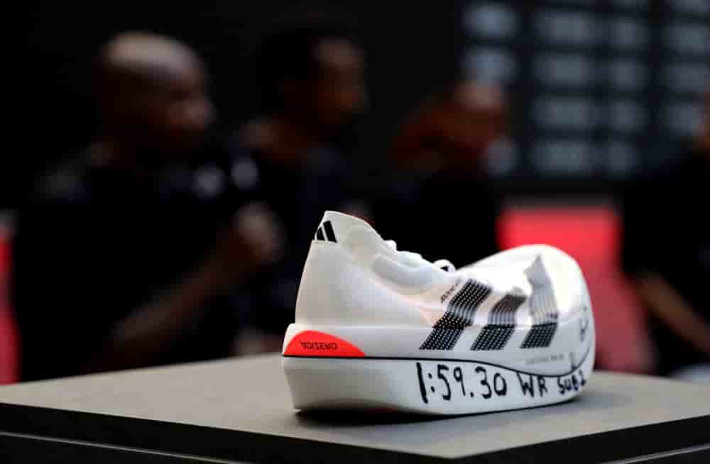 Le Kényan Sabastian Sawe a remporté dimanche le marathon de Londres en une heure, 59 minutes et 30 secondes avec le modèle ultra-léger Adizero Adios Pro Evo 3.