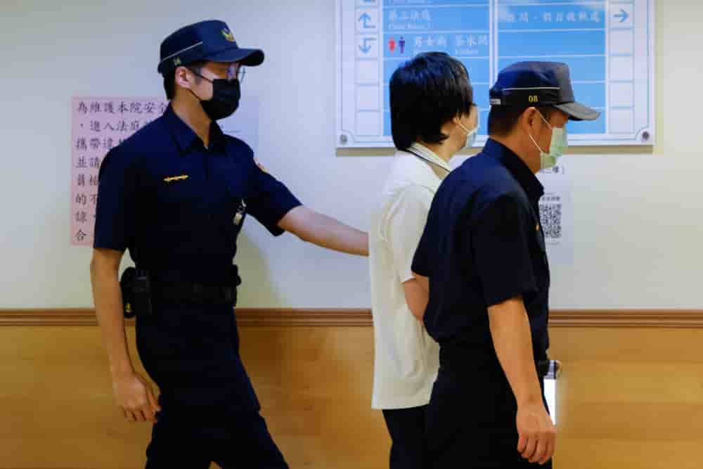 Chen Li-ming, ancien ingénieur de TSMC et de Tokyo Electron, placé sous escorte lors de son arrivée au tribunal.