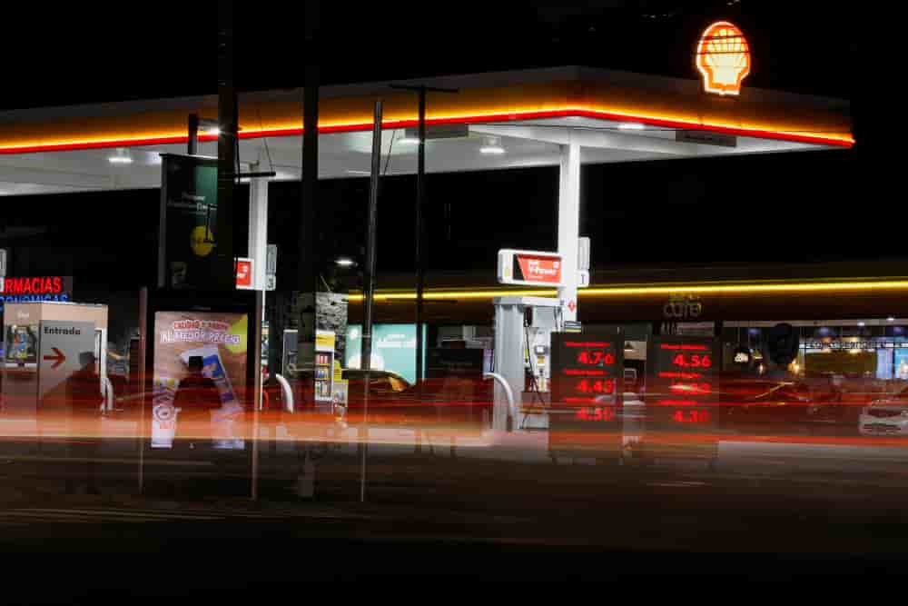 Les prix du carburant sont affichés dans une station-service Shell à San Salvador, au Salvador, le 14 avril 2026.
