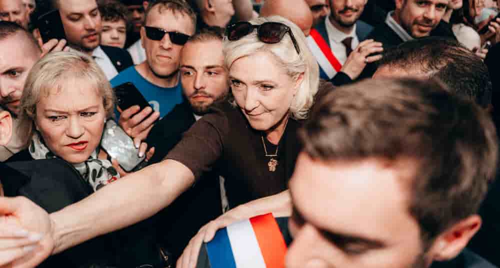 La présidente du Rassemblement national, Marine Le Pen rencontre des militants aux côtés de Julien Odoul, député de l'Yonne à la foire de Sens le 2 mai 2026.