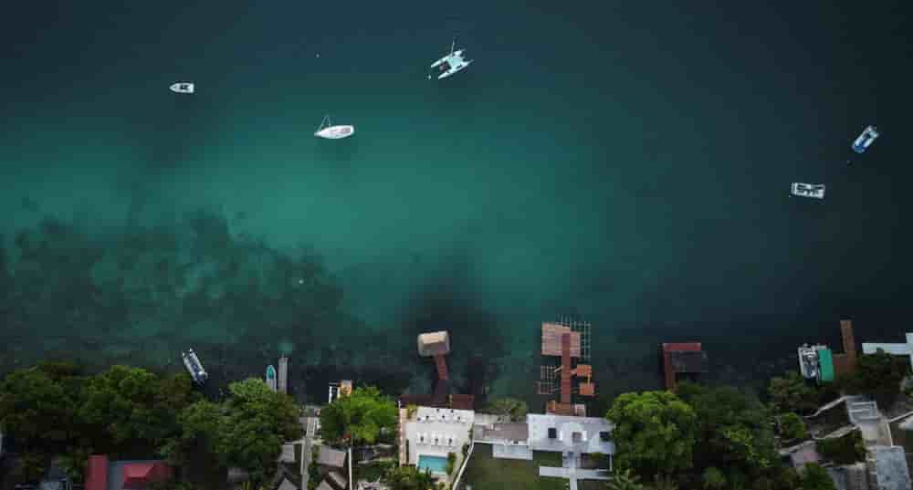 Une vue prise par drone montre des bateaux amarrés dans la zone touristique de la lagune de Bacalar, au Mexique, le 12 novembre 2025.