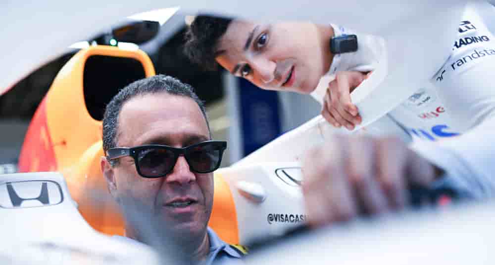 Isack Hadjar et son père Yassine Hadjar, au Grand Prix d'Abu Dhabi, le 4 décembre 2025.