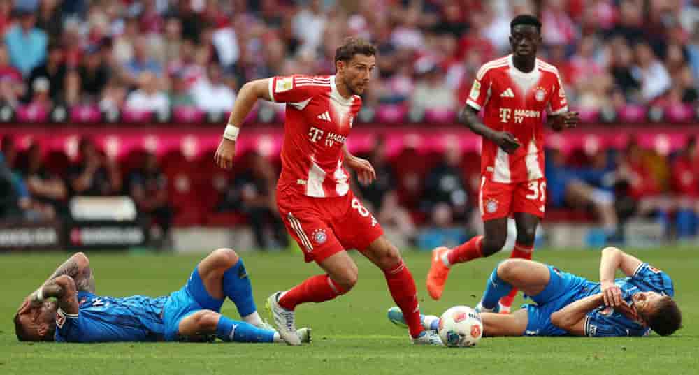Le milieu de terrain bavarois Leon Goretzka s'élance avec le ballon après un choc entre Niklas Dorsch et Marvin Pieringer, lors du match de Bundesliga opposant le Bayern Munich à Heidenheim, à l'Allianz Arena de Munich (Allemagne), le 2 mai 2026 à Munich.