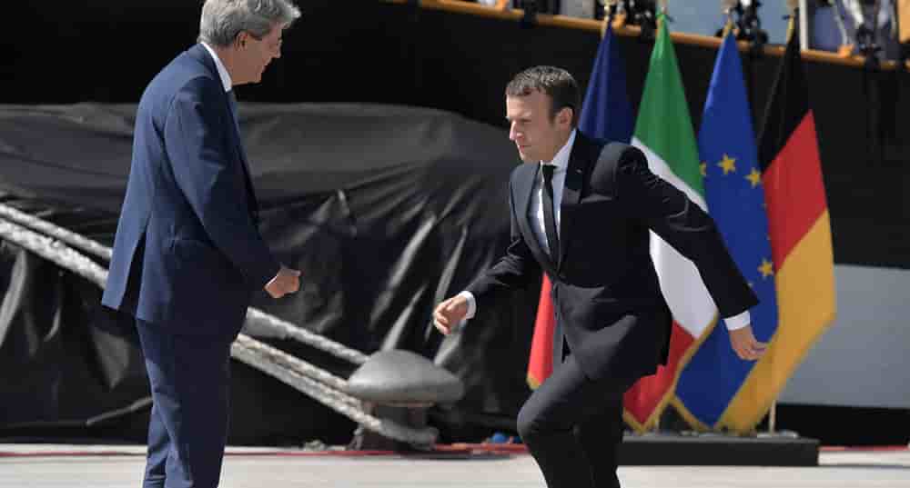 Le Premier ministre italien Paolo Gentiloni (à gauche) salue le Président français Emmanuel Macron à son arrivée au sommet des Balkans occidentaux à Trieste, dans le nord de l'Italie, le 12 juillet 2017.