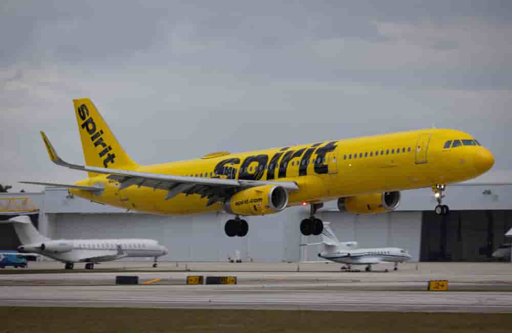 Un vol de la compagnie Spirit Airlines atterrit à l'aéroport international de Fort Lauderdale-Hollywood en avril 2026.