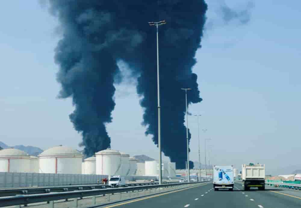 Une colonne de fumée s'élève au-dessus de la zone industrielle pétrolière de Fujaïrah le 14 mars 2026 (photo d'illustration).
