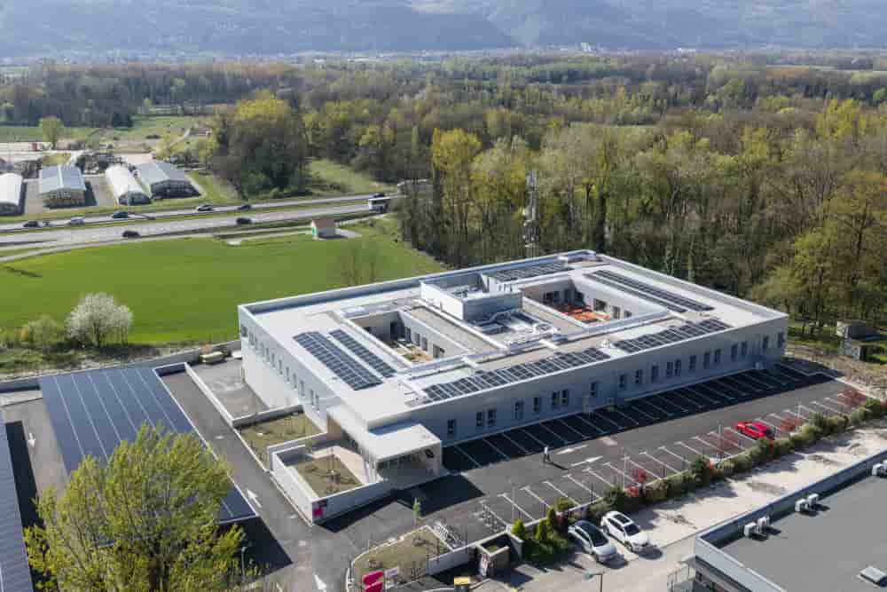 En investissant 20 millions d'euros dans ce nouveau site de métrologie près de Grenoble (Isère), la branche électronique de Merck pose ses ambitions dans la course à l'IA.
