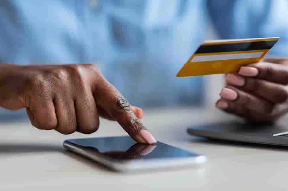 Paiement par carte bancaire via smartphone.