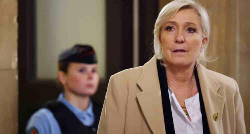 La dirigeante d'extrême droite française Marine le Pen, députée du parti Rassemblement National arrive pour une audience le dernier jour de son procès en appel, le 11 février 2026.