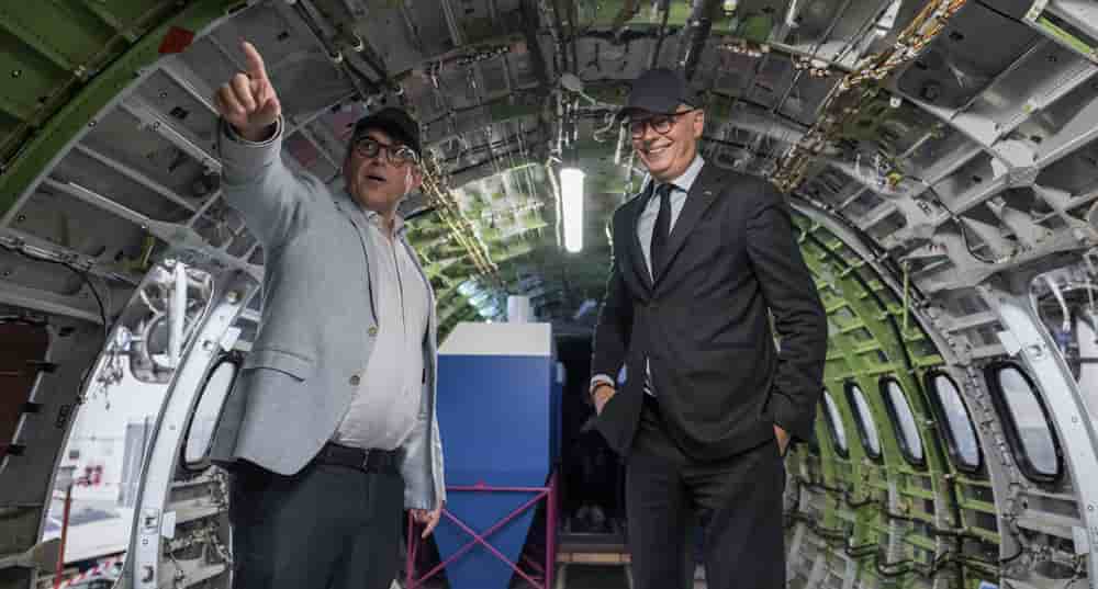 Le maire du Havre Edouard Philippe (à droite) s'entretient avec le fondateur et président de Positive Aviation Laurent Schmitt.