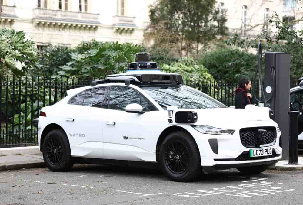 Un véhicule autonome Waymo stationné en mars 2026 lors d'essais sur route menés avec des conducteurs de sécurité, en prévision du lancement prévu du service de robotaxis plus tard dans l'année, à Londres.