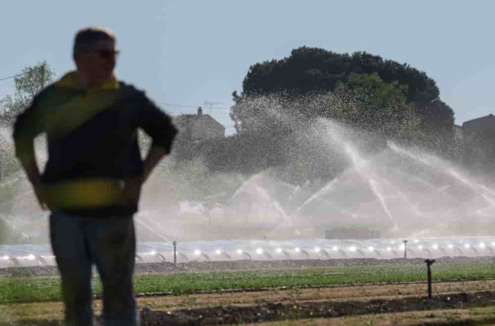 L’arrosage d’un champ par un système d’irrigation à Divatte-sur-Loire, près de Nantes, avril 2026.