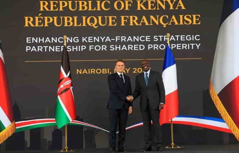 Les présidents William Ruto et Emmanuel Macron lors de la signature d’accords bilatéraux à Nairobi, en amont du sommet Africa Forward.