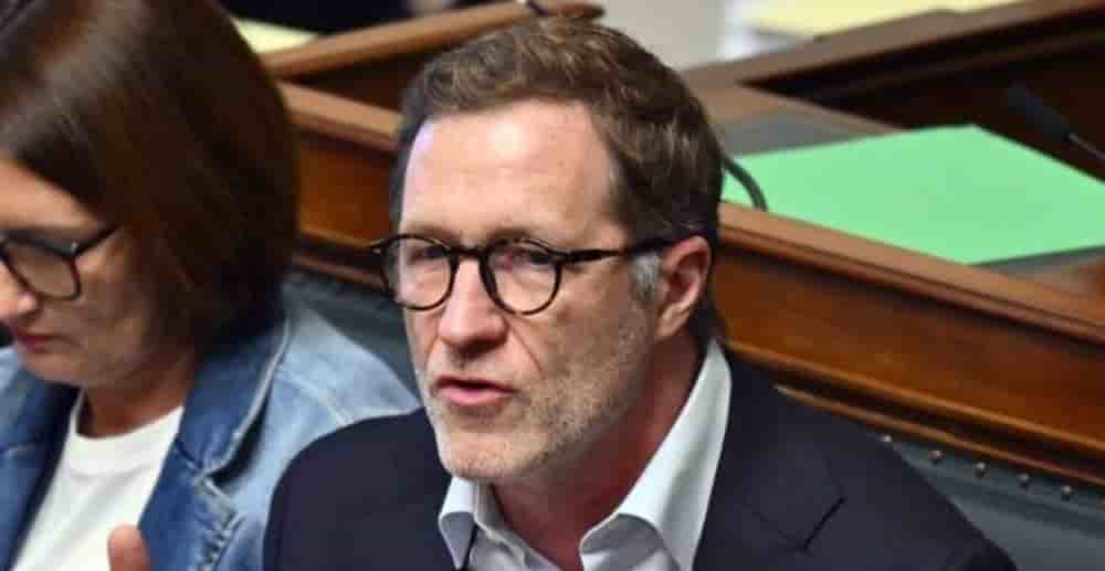 Paul Magnette est président du parti socialiste belge. Figure de la gauche européenne, il a été ministre du Climat et de l'énergie et ministre président de la région Wallonie.