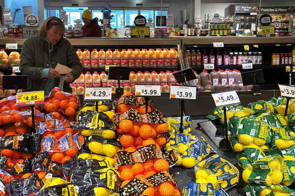 Si l'essence pèse lourdement, avec une augmentation de 28,4 % sur un an, les hausses de prix se sont aussi répandues dans le reste de l'économie, des courses en supermarché aux loyers (photo d'illustration).