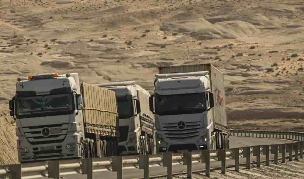 Ce sont désormais les camions qui absorbent les chocs dans le Golfe, et maintiennent, tant bien que mal, la circulation des marchandises.