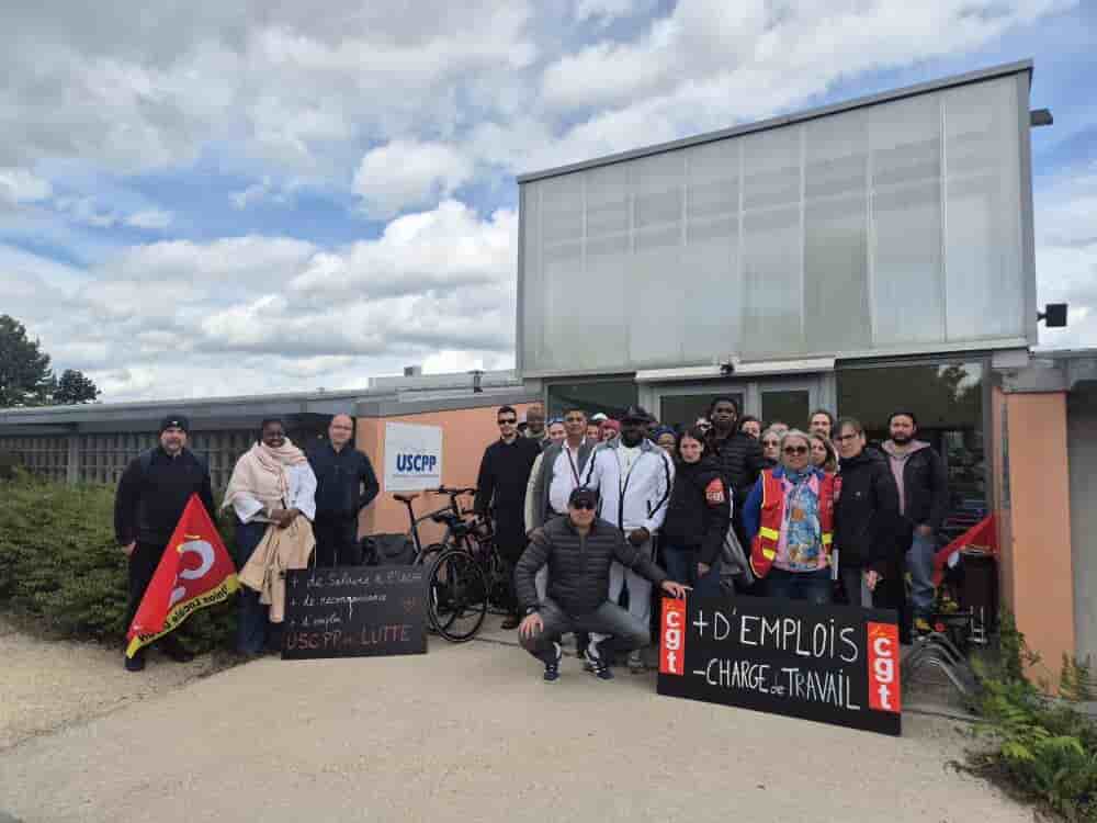 Les salariés de l'USCPP en grève ce mercredi contre leurs condtions de travail, devant leur siège, à deux pas du CHU Dijon Bourgogne