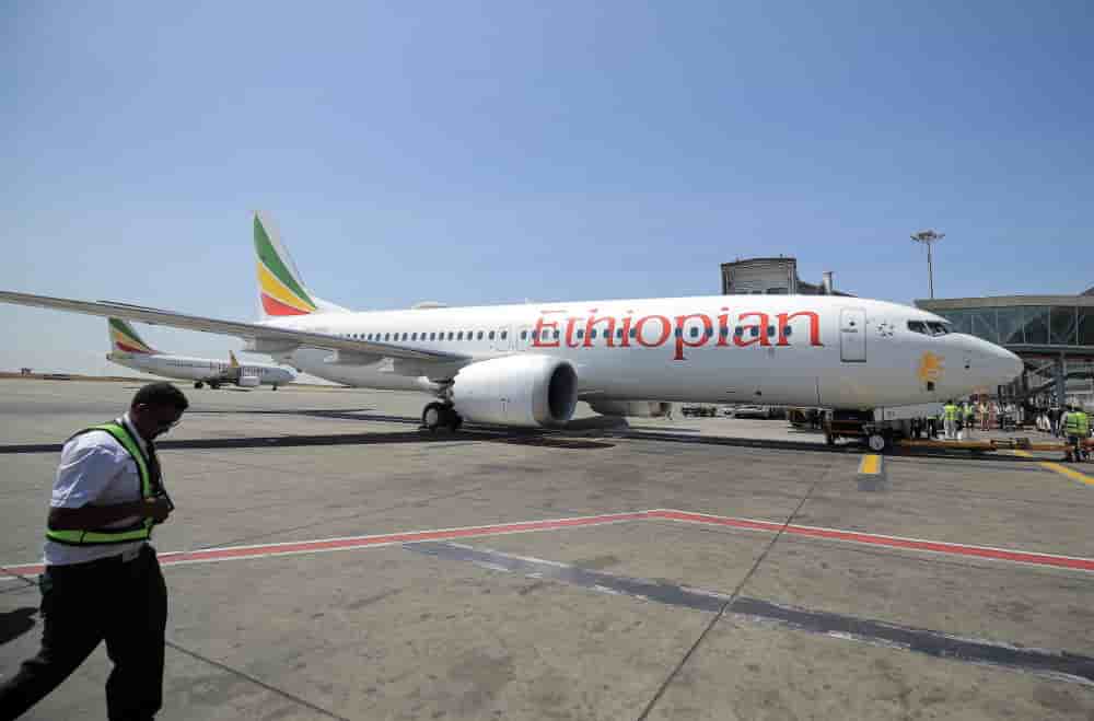 Un Boeing 737 MAX 8 d'Ethiopian Airlines s'apprête à décoller pour un vol de démonstration marquant la reprise des vols depuis l'aéroport international de Bole à Addis-Abeba, en Éthiopie, le 1er février 2022.