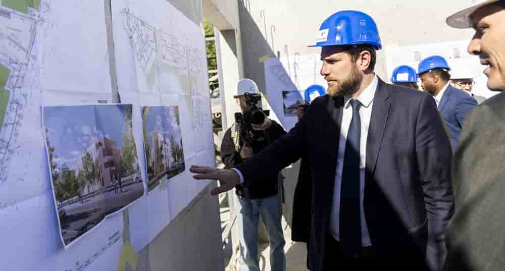 Vincent Jeanbrun, ministre du Logement, en visite sur un chantier à Bondy (Seine-Saint-Denis), le 7 avril 2026, dans le cadre de la première réunion du comité de suivi du Plan de relance du logement.