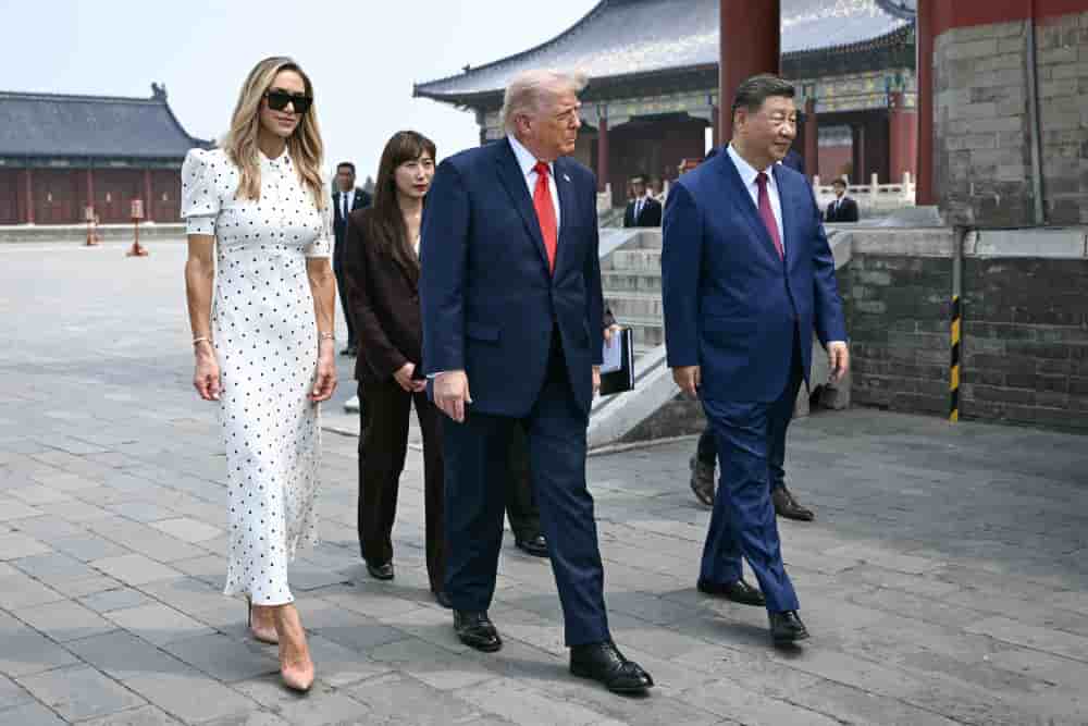 Le président chinois Xi Jinping (à droite) et le président américain Donald Trump (au centre) visitent le Temple du Ciel à Pékin, le 14 mai 2026.
