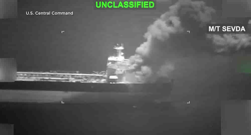 Cette capture d'écran, réalisée le 10 mai 2026 à partir d'une vidéo diffusée par le Commandement central américain sur son compte X le 8 mai, semble montrer une frappe américaine contre le pétrolier M/T Sevda, battant pavillon iranien.