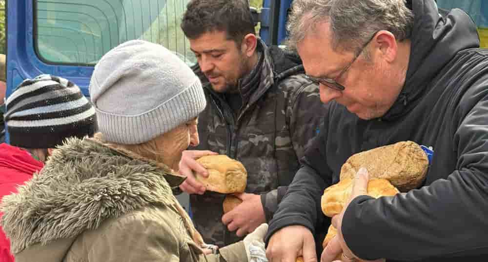 Loïc Nervi et Yves Bourgès livrent du pain à Pokrovske, ville de la région voisine de Dnipropetrovsk, en Ukraine, à une vingtaine de kilomètres de la zone de combat.