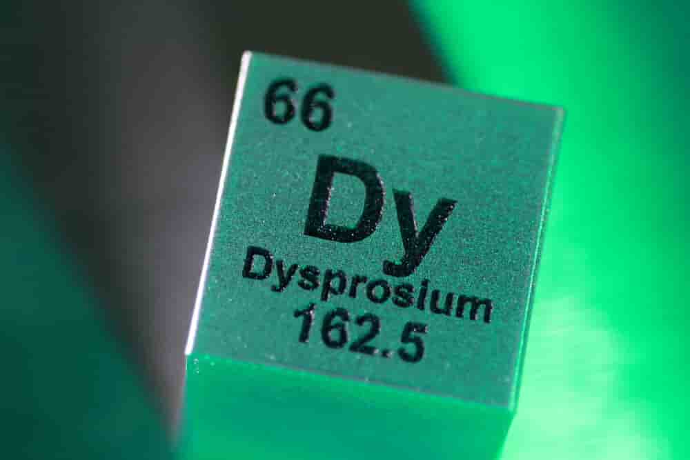Le dysprosium est un minerai utilisé pour fabriquer des aimants permanents entrant dans la composition des véhicules électriques.