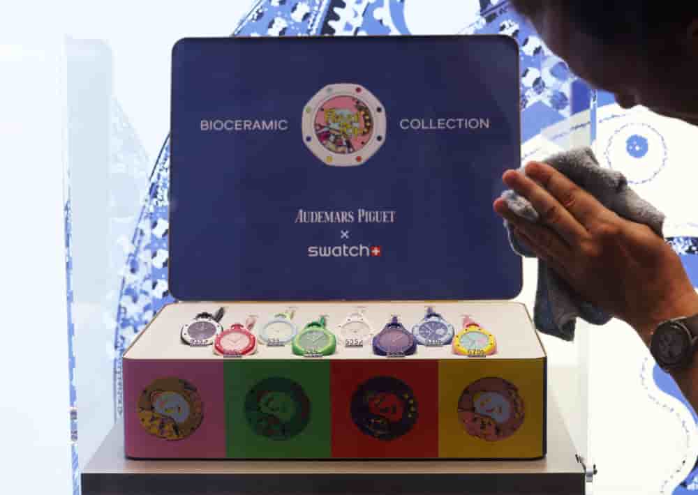 Un employé nettoie une vitrine de montres Audemars Piguet et Swatch « Royal Pop » à Singapour.