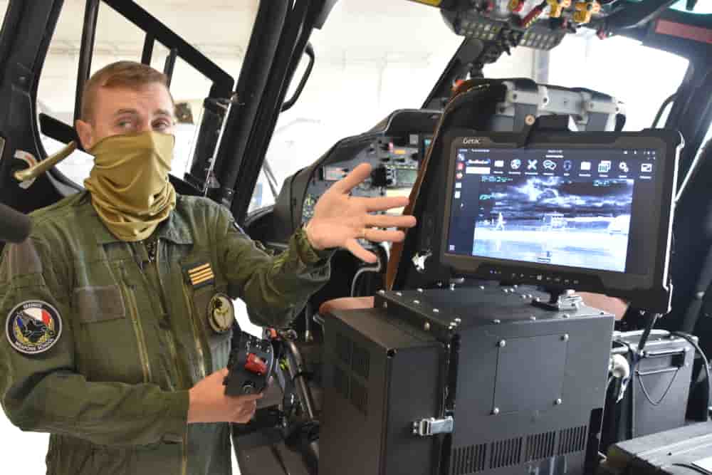 Un pilote du centre d’instruction des équipages d’hélicoptères présente la capacité ISR embarquée à bord du Fennec. Un « plus » expérimenté par l’équipe de marque du CEAM en amont