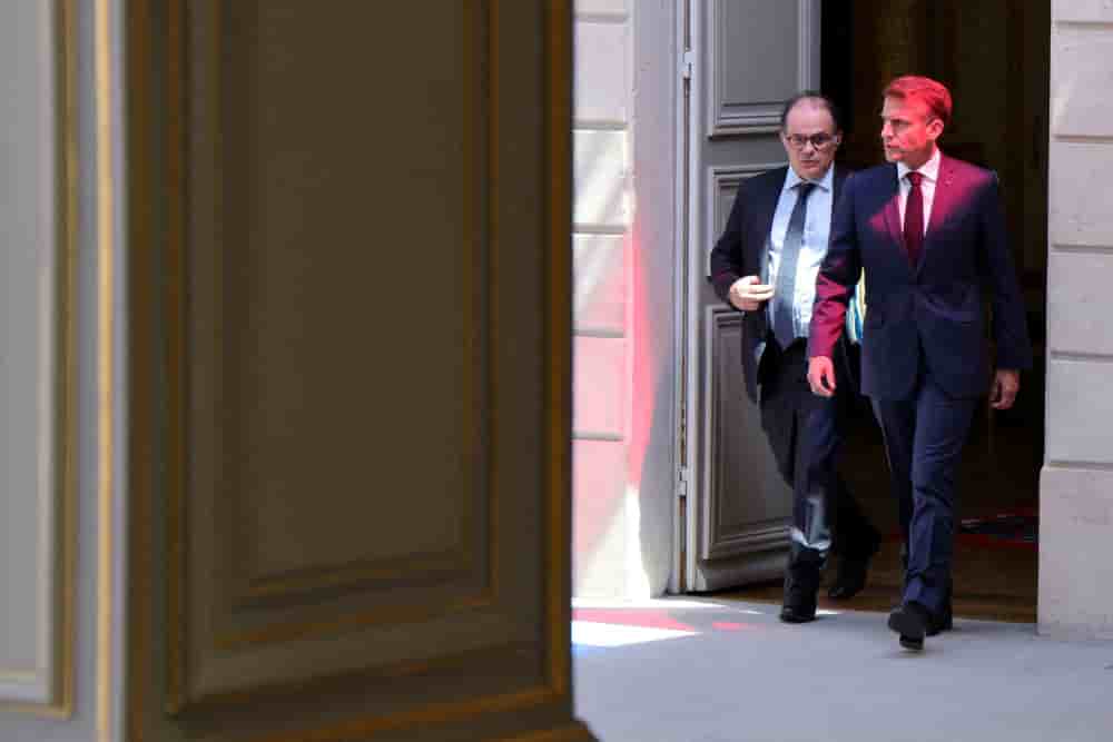 Emmanuel Moulin et Emmanuel Macron en marge du sommet sur la Nouvelle-Calédonie le 2 juillet 2025 au Palais de l’Élysée.