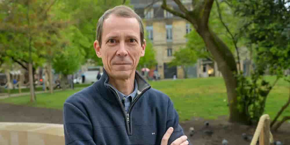 Laurent Castaignède préconise de doubler progressivement le prix des carburants en augmentant les taxes pour permettre de financer des alternatives à la voiture individuelle.